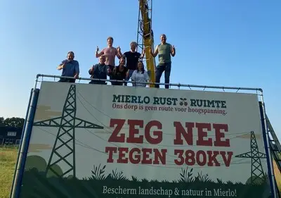 Gemeente haalt protestdoeken tegen nieuwe hoogspanningslijn weg; ‘Onze stem wordt ons ontnomen’