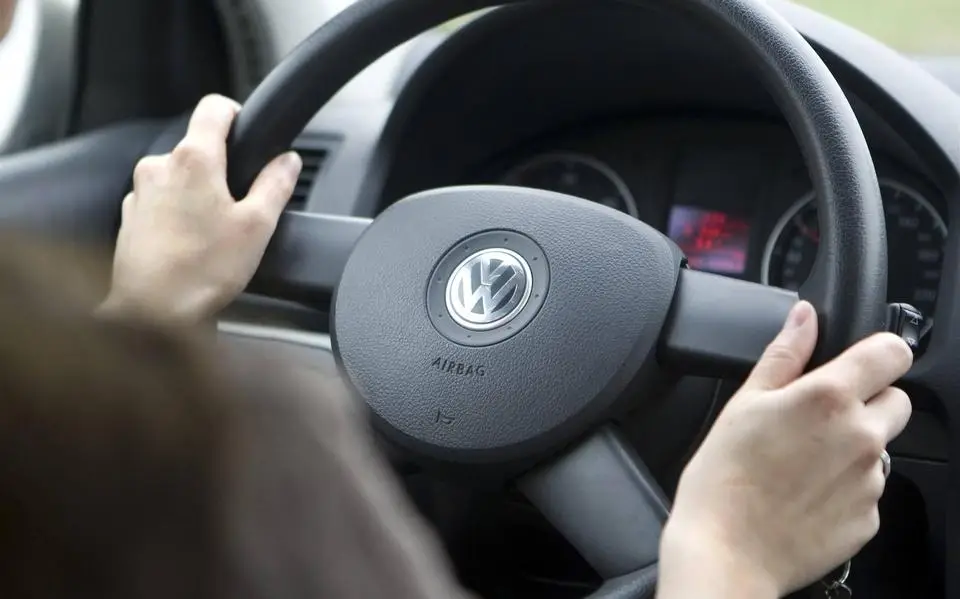 Werkstraf en rijontzegging voor vader uit Twijzel die bestelbus met weggelopen dochter van de weg rijdt