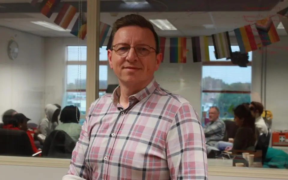 COC Friesland creëert een warme plek voor regenboognieuwkomers: ‘Ik heb echt geluk’