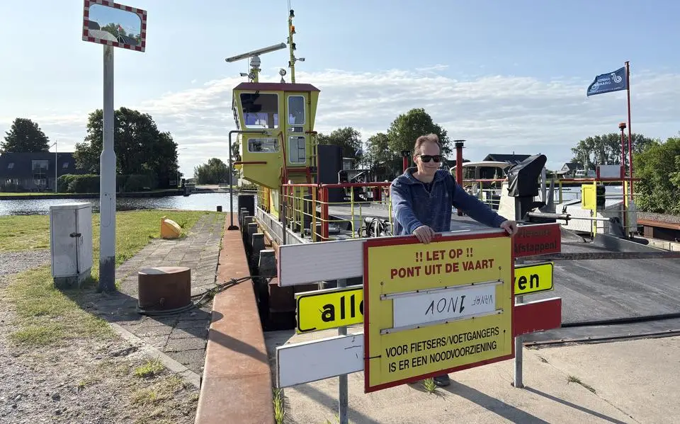 Pont De Burd bij Grou is stuk. Wat doet de pontbaas de hele dag?