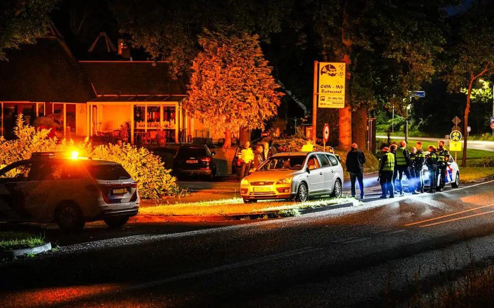 Buurtbewoners Ter Apel nemen heft in handen en controleren bij grens auto’s op asielzoekers. Mag dit wel?