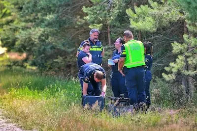 Wandelaar vindt telefoon van vermiste Annette (59) en neemt die mee naar huis, dat signaal wijst politie de weg naar het bos