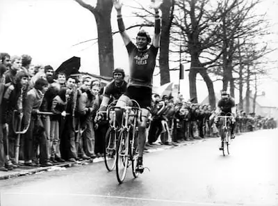 Een smal fietspad voor een te bescheiden wereldkampioen en touretappes-winnaar Bert Oosterbosch