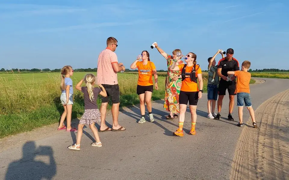 Janneke (36) rende zaterdag toch de halve marathon van Sneek: ‘Afgelasten was voor mij geen optie’