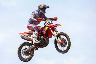 5-voudig wereldkampioen Jeffrey Herlings wint bijna een jaar weer wedstrijd in MXGP