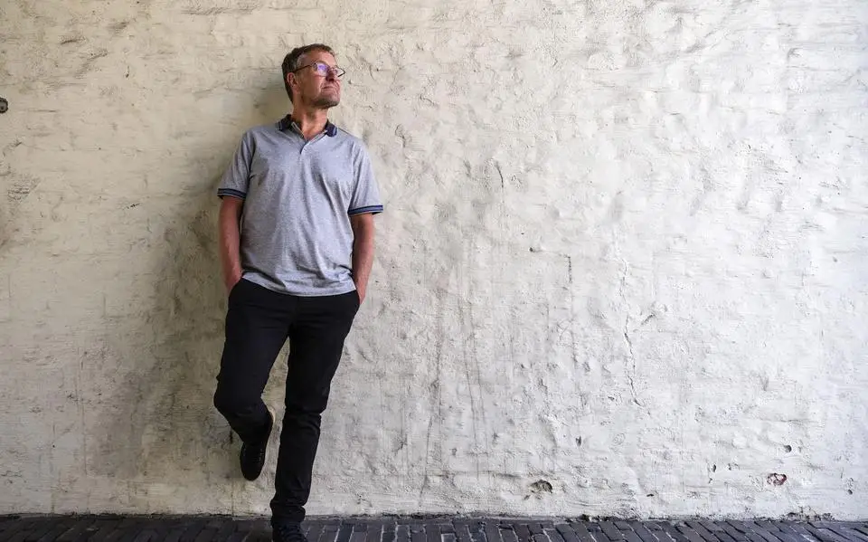 Kees Klomp heeft een nieuw verhaal voor een instortende wereld: ‘Het is niet ‘ik ben vrij’ maar ‘wij zijn vrij’’