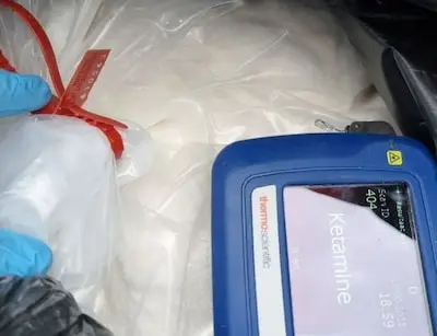 Agenten vinden tas met 36.000 euro cash in auto in Oirschot, daarna doen ze nog een opmerkelijke vondst
