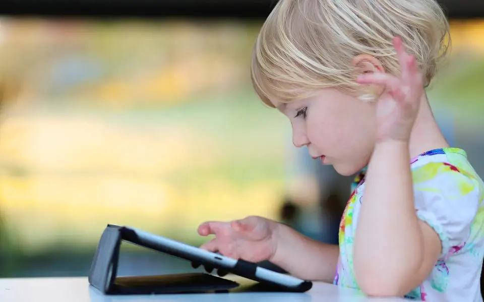 Schermtijd: waar kunnen kinderen wel naar kijken? ‘Leeftijdsindicatie is er niet voor niets’