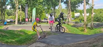 Pumptrack is de nieuwe hit voor jonge durfals in Valkenswaard: vergelijk het met fietsen, maar dan cooler