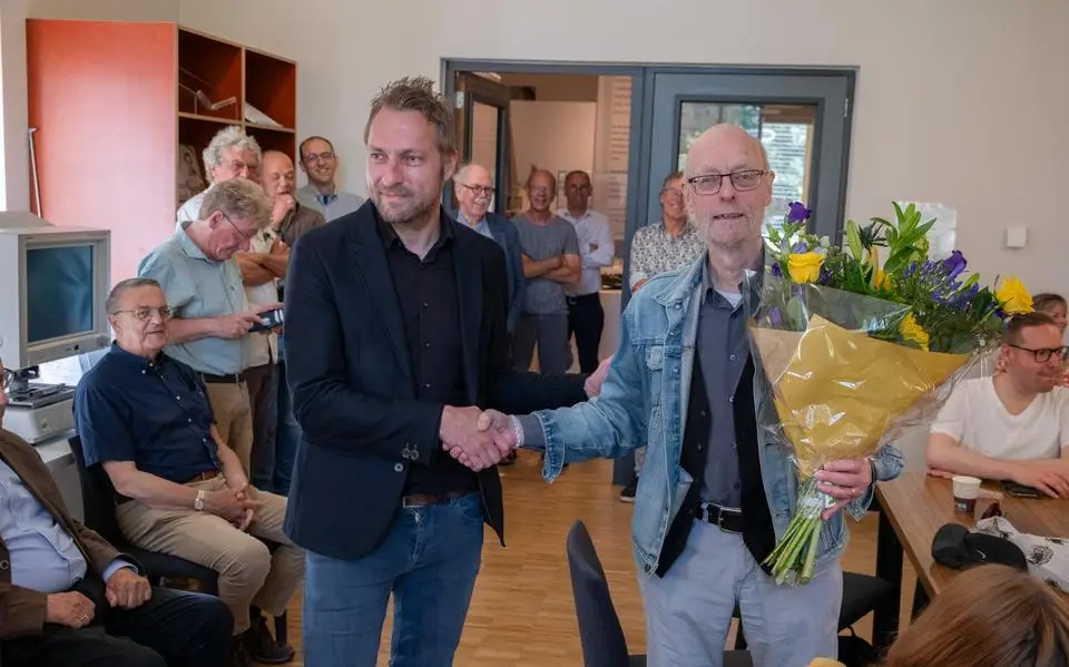Leendert Plaisier (71) emotioneel door onderscheiding voor ruim vijftig jaar vrijwilligerswerk in Huizum en Leeuwarden