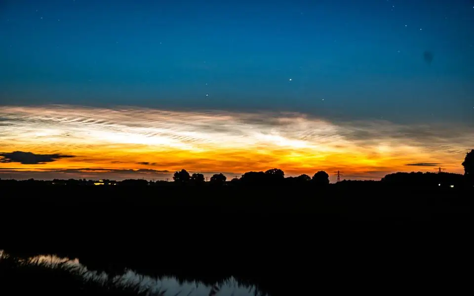 Bijzonder natuurverschijnsel boven Friesland: lichtende nachtwolken zorgen voor feestje in de lucht