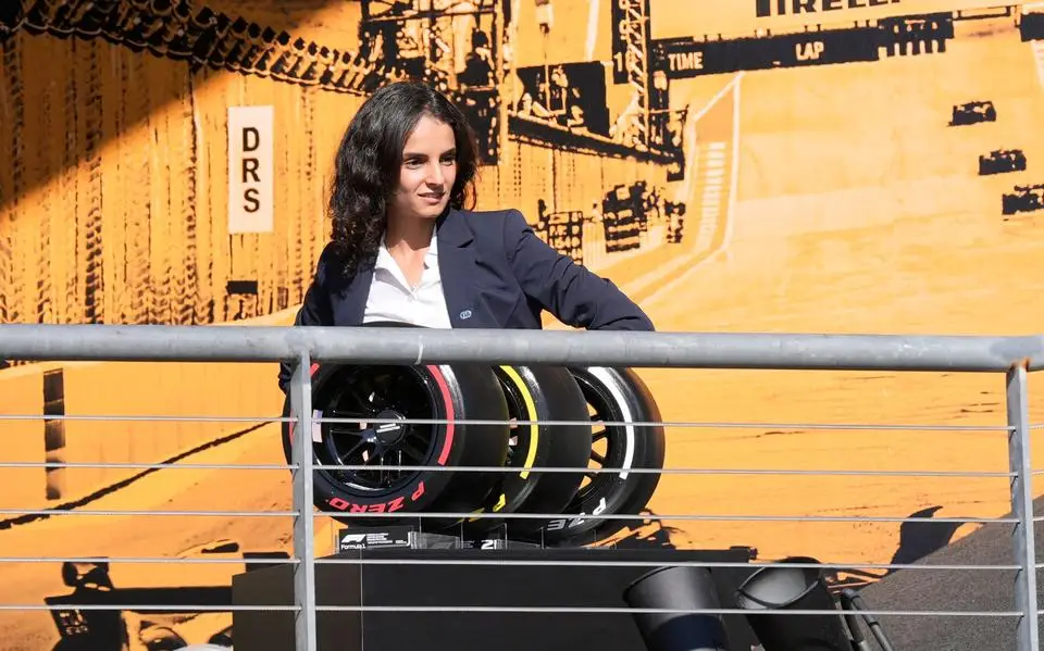 Niemand die meer gouden medailles heeft in F1 dan Max Verstappen en dit is de vrouw die ze aan hem overhandigt