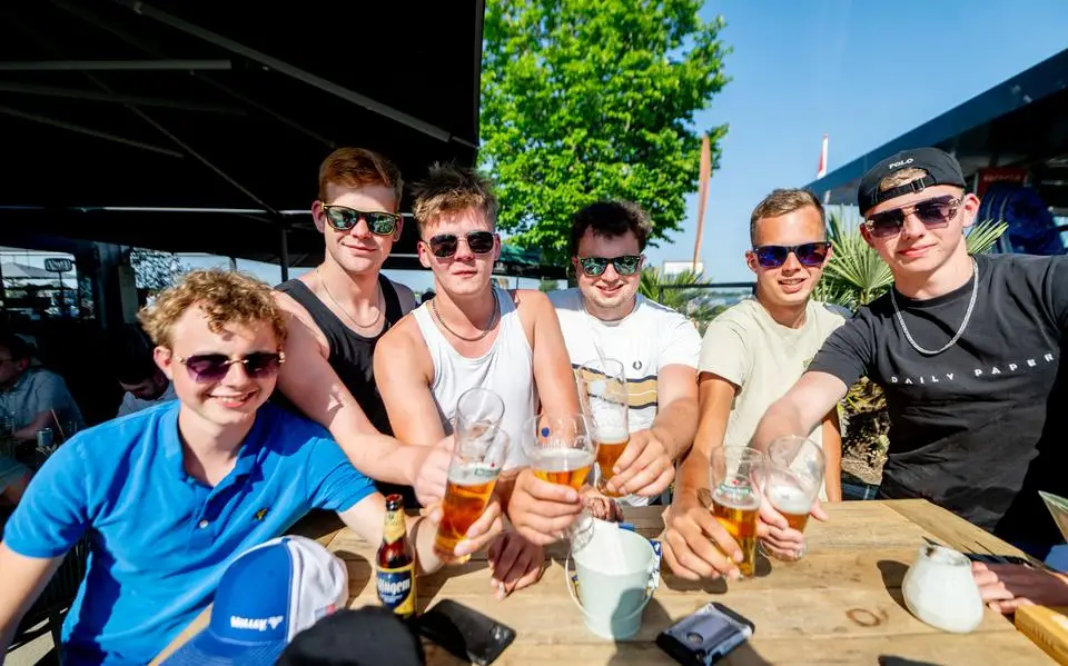 De Fries is een stevige drinker volgens de GGD, hoe rijkelijk vloeit de alcohol op een zonnig terras?