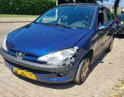 Beschadigd voertuig onthuld reeks aan overtredingen in Son en Breugel: gezin onder de loep