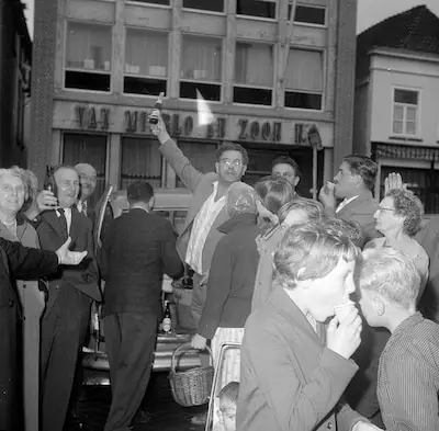 Daar moet op gedronken worden, maar waar wordt op gedronken?