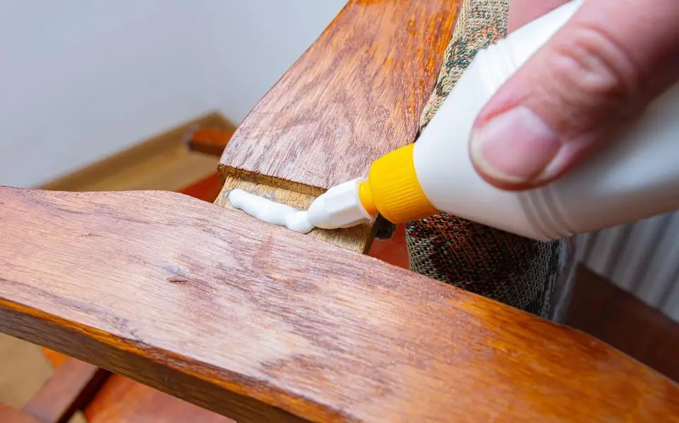 Meubelmaker (23) uit Drachten laat oudere klanten betalen voor vage reparaties. ‘Dit is pure oplichting geweest’