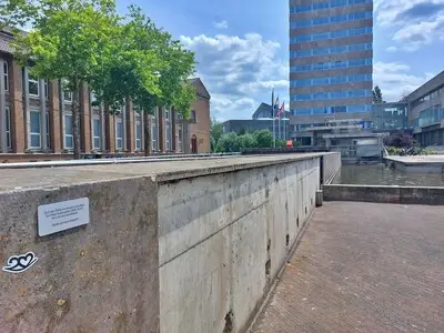 Ouch! Dit bordje herinnert aan een gênant moment uit de Eindhovense geschiedenis