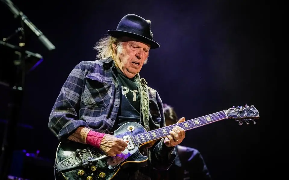 Eigenzinnige ‘godfather of grunge’ Neil Young praat ons bij | recensie ★★★☆☆