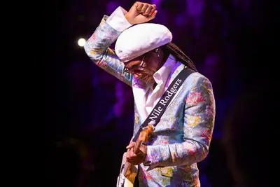 Nile Rodgers brengt discoklassiekers Chic naar Tilburg: dansen op hits als Le Freak en Good Times