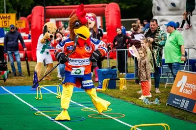 Mascottes strijden om nationale titel: ‘Je moet een beetje gek zijn om dit te doen’