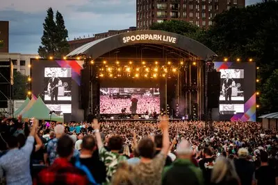 Bryan Adams rockt in Spoorpark, fans smullen: ‘Hij is gewoon heel goed’