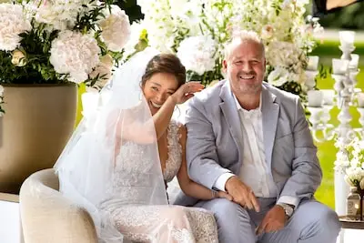 Een broeierig afscheid van De Wielewaal: Eveline Wu en Marc Brouwers pakken uit met groot huwelijksfeest