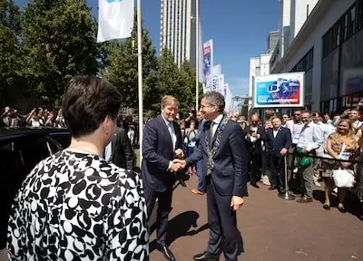 'En toch gaat u door', zegt de koning, en raakt zo de harten van 3350 gemeentebestuurders
