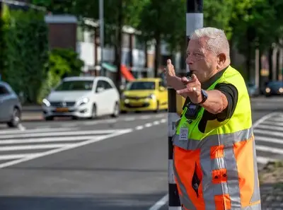 Echt onveilig voelt verkeersregelaar Peter (76) zich niet: hij krijgt vooral knuffels en snoepspek