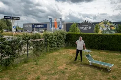 Gied (58) is trots op zijn woning in Tilburg, maar baalt van de bouwmarkt in zijn achtertuin: 'Ik voel me ontzettend gefopt'