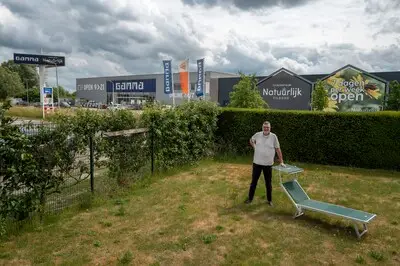 Huis van Gied (58) kelderde in waarde door bouwmarkt achter zijn  tuin: ‘Kijk eens hoe mooi we wonen’