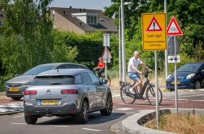 Stevige ingrepen op twee fietsrotondes in de Reeshof: ‘Is dit voldoende? Dat valt niet met zekerheid te zeggen’