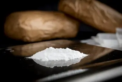 Politie vindt mdma, cocaïne, medicijnen en veel cash geld in zijn huis, maar Helmonder (47) beweert dat het niet om dealen ging