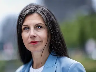 Alma ontvluchtte als 11-jarige Srebrenica, nu geeft ze les over genocide: ‘Kunnen niet zeggen dat het ons niet aangaat’