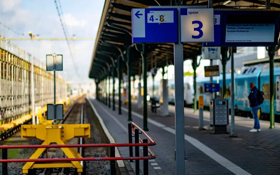 Treinstaking treft in Leeuwarden vooral buitenlandse reiziger. ‘Geldt dit kaartje ook voor de bus?’