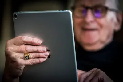 Digitaal ontmoeten voor senioren in Veldhoven met lezingen en quizzen