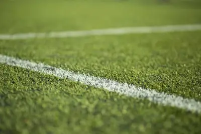 Nieuwe toplaag kunstgrasveld De Valk uit Valkenswaard is klaar