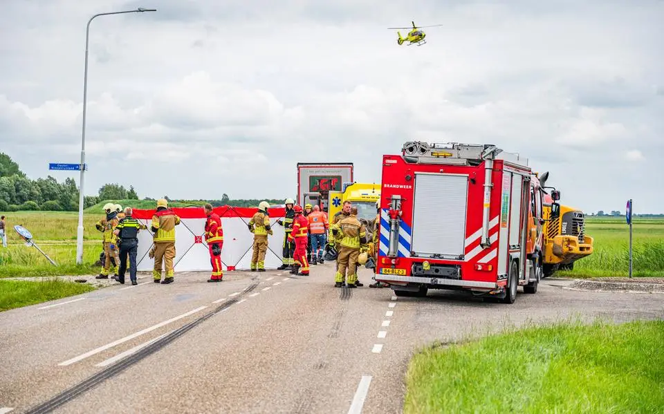 Automobilist (77) uit Buitenpost overleden door botsing met vrachtwagen bij Munnekezijl