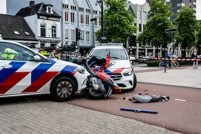 Scooterrijder klemgereden door politie na achtervolging in Tilburgs centrum
