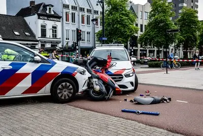 Scooterrijder letterlijk klemgereden door politie na achtervolging in Tilburgs centrum