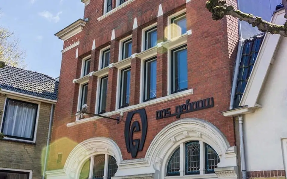 Minimaal 3 miljoen euro nodig om Ons Gebouw in Bolsward te redden. Gemeente laat het over aan de stad