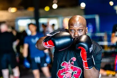 Orvino (40) en Michelle (26) gaan voor het eerst de ring in tijdens Tilburgs kickboksgala: ‘Ik ben helemaal excited’