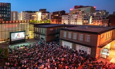 Zomertip: bij de buitenbioscoop Natlab kijk je films onder de sterrenhemel