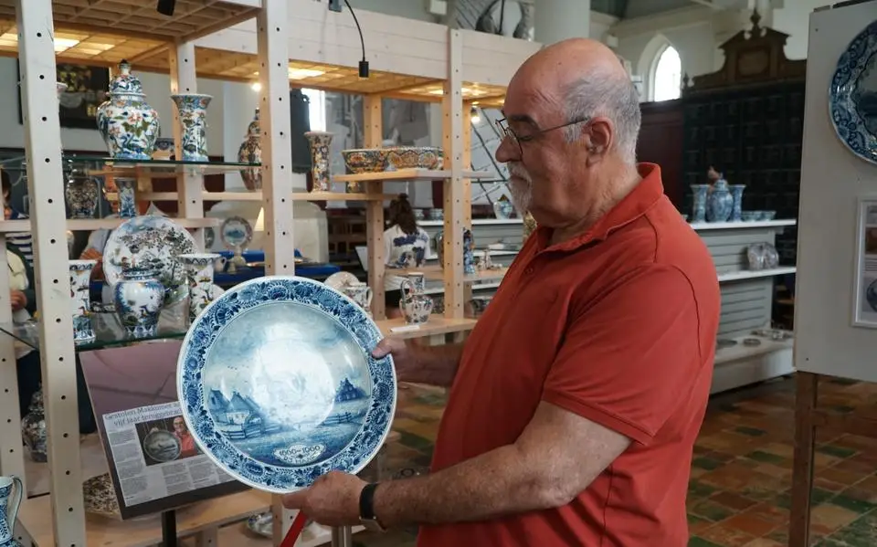 Gestolen aardewerk uit Makkum in plastic AH-tas teruggebracht: ‘We denken uit berouw’