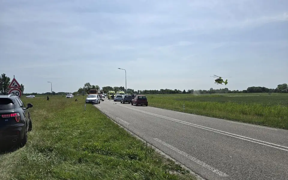 Man (89) uit Sint-Annaparochie overleden na aanrijding met auto bij Hijum