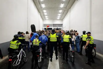 Honderden MeiMarktbezoekers bezetten parkeergarage voor illegale ‘zeepkistenrace’