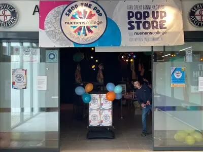 Ondanks de regen runnen leerlingen van Nuenens College voor één dag winkel vol zomerspullen
