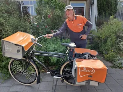 Das pech, fiets weg. Gelukkig schiet de buurt postbode Teun te hulp