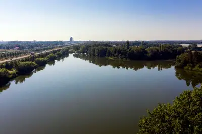 Diarree, huidklachten en gevaar: zwemmen afgeraden in meerdere plassen in Brabant