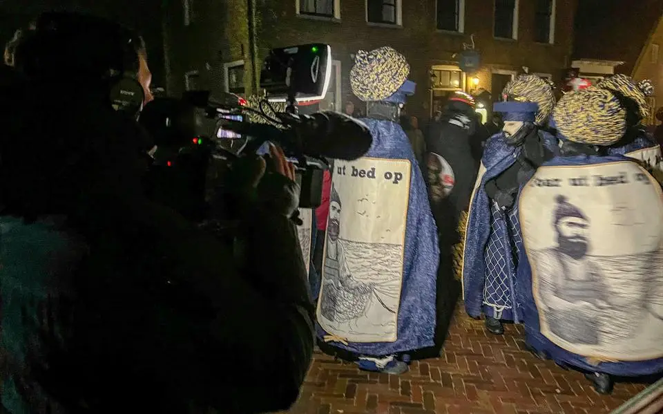 Twee Amelanders staan terecht voor belagen PowNed tijdens Sunneklaas. Gingen zij te ver in het beschermen van het feest?