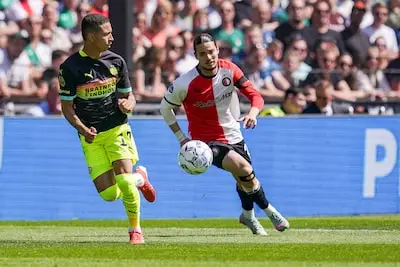 PSV geniet met volle teugen van kledingkeuze van Feyenoord-aanvaller Hadj Moussa